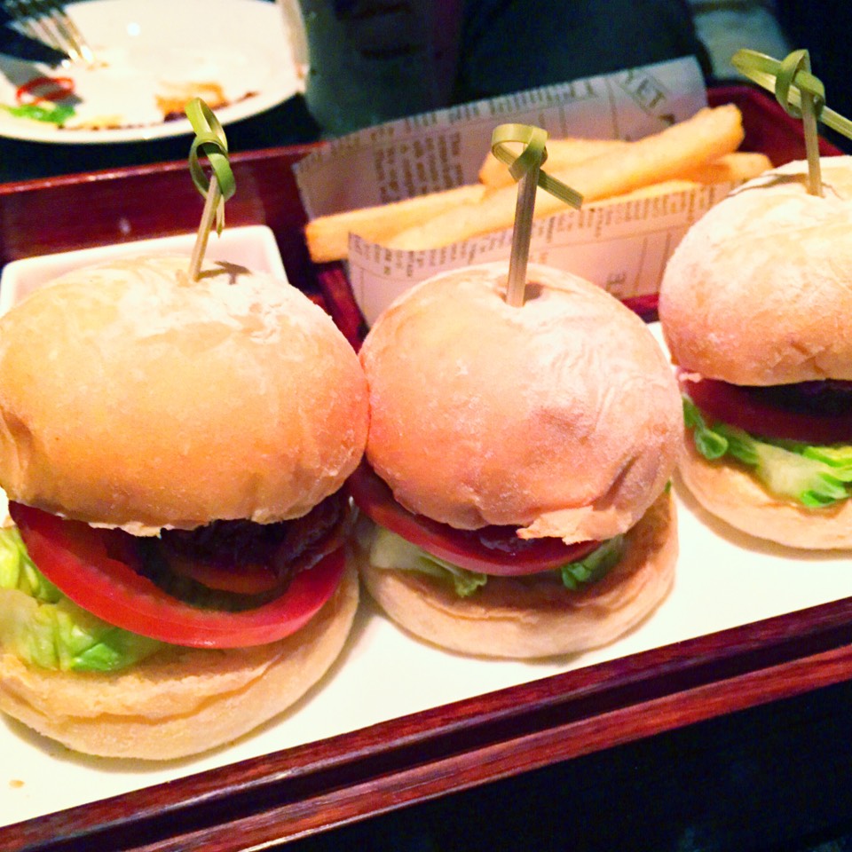 Mini Pulled Burgers at Captain's Bar at Mandarin Oriental, Hong Kong on #foodmento http://foodmento.com/place/7217