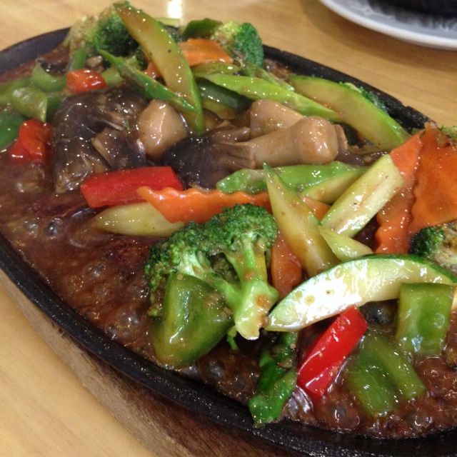 Sizzling Veggie Beef from Happy Buddha on #foodmento http://foodmento.com/dish/12994