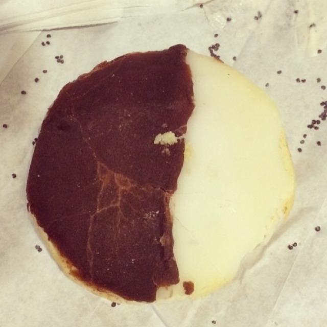 Black & White Cookie at Tompkins Square Bagels on #foodmento http://foodmento.com/place/3457