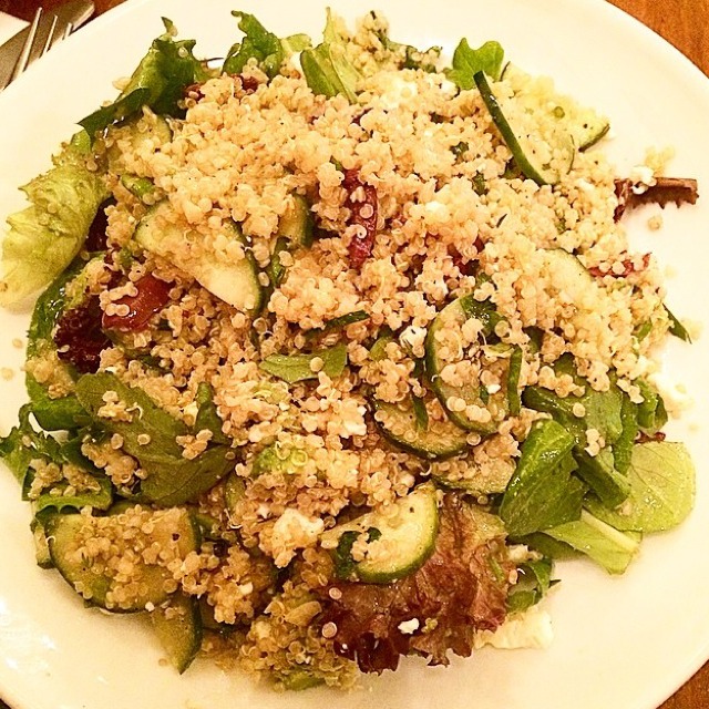 Greek Style Quinoa Avocado Salad from Siggy's Good Food on #foodmento http://foodmento.com/dish/14587