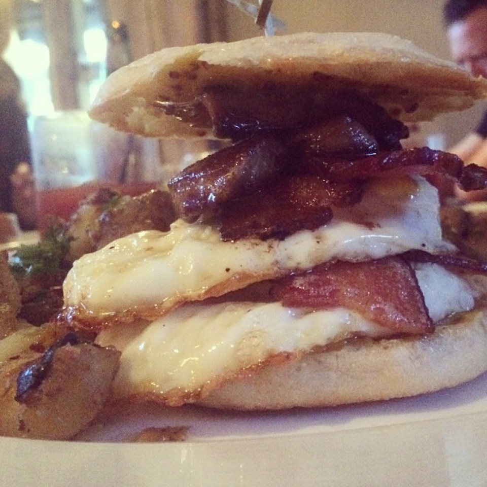 Bacon & Egg Muffin Sandwich from American Whiskey on #foodmento http://foodmento.com/dish/21092