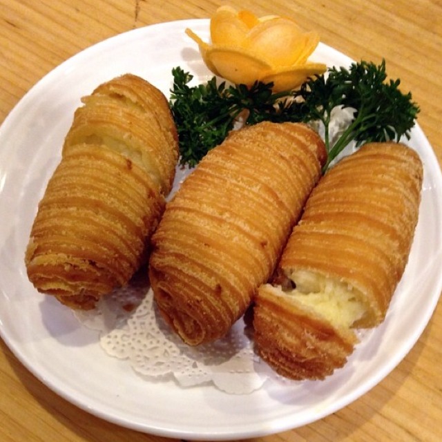 Durian Puff at Koi Palace 鯉魚門海鮮茶寮 on #foodmento http://foodmento.com/place/3554